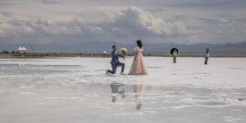 Ζευγάρι που πρόκειται να παντρευτεί φωτογραφίζεται στη λίμνη Τσάκα, έναν δημοφιλή προορισμό στην επαρχία Τσινγκχάι της Κίνας (φωτ.: EPA / Roman Pilipey)