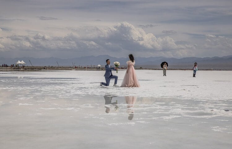 Ζευγάρι που πρόκειται να παντρευτεί φωτογραφίζεται στη λίμνη Τσάκα, έναν δημοφιλή προορισμό στην επαρχία Τσινγκχάι της Κίνας (φωτ.: EPA / Roman Pilipey)