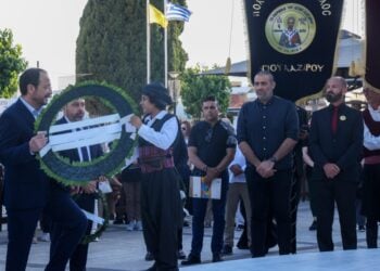 Ο Πρόεδρος της Κυπριακής Δημοκρατίας Νίκος Χριστοδουλίδης με ένα μικρό Ποντιόπουλο στη διάρκεια των εκδηλώσεων της 19ης Μαΐου (φωτ.: facebook/Νίκος Χριστοδουλίδης - Nikos Christodoulides)