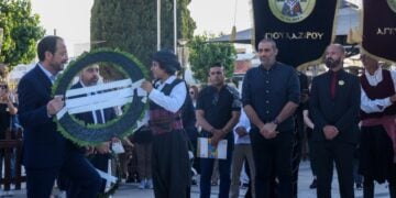 Ο Πρόεδρος της Κυπριακής Δημοκρατίας Νίκος Χριστοδουλίδης με ένα μικρό Ποντιόπουλο στη διάρκεια των εκδηλώσεων της 19ης Μαΐου (φωτ.: facebook/Νίκος Χριστοδουλίδης - Nikos Christodoulides)