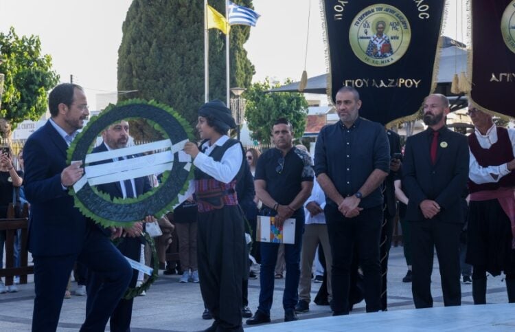 Ο Πρόεδρος της Κυπριακής Δημοκρατίας Νίκος Χριστοδουλίδης με ένα μικρό Ποντιόπουλο στη διάρκεια των εκδηλώσεων της 19ης Μαΐου (φωτ.: facebook/Νίκος Χριστοδουλίδης - Nikos Christodoulides)