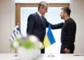 Από αριστερά ο Κυριάκος Μητσοτάκης με τον Βολοντίμιρ Ζελένσκι τον Οκτώβριο του 2024 στη Σύνοδο του Ευρωπαϊκού Συμβουλίου (φωτ.: Γραφείο Τύπου Πρωθυπουργού/Δημήτρης Παπαμήτσος)