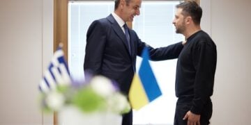 Από αριστερά ο Κυριάκος Μητσοτάκης με τον Βολοντίμιρ Ζελένσκι τον Οκτώβριο του 2024 στη Σύνοδο του Ευρωπαϊκού Συμβουλίου (φωτ.: Γραφείο Τύπου Πρωθυπουργού/Δημήτρης Παπαμήτσος)