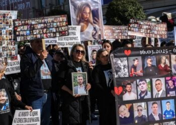 Γονείς και συγγενείς των 63 θυμάτων της φωτιάς διαδηλώνουν στο κέντρο των Σκοπίων, ενόψει της δίκης που αρχίζει την Τετάρτη (φωτ.: EPA/Georgi Licovski)