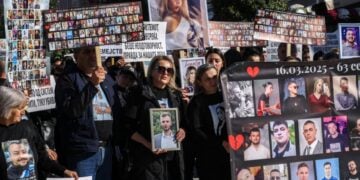 Γονείς και συγγενείς των 63 θυμάτων της φωτιάς διαδηλώνουν στο κέντρο των Σκοπίων, ενόψει της δίκης που αρχίζει την Τετάρτη (φωτ.: EPA/Georgi Licovski)