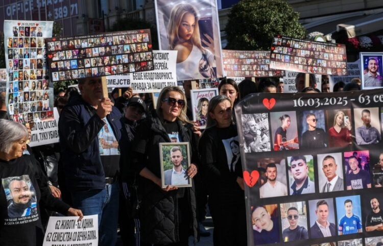 Γονείς και συγγενείς των 63 θυμάτων της φωτιάς διαδηλώνουν στο κέντρο των Σκοπίων, ενόψει της δίκης που αρχίζει την Τετάρτη (φωτ.: EPA/Georgi Licovski)