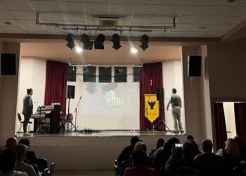 Στη σκηνή Ιωάννης Κωφόπουλος και Σωκράτης Παπαϊωάννου (φωτ.: Facebook / Katerina Papadopoulou)