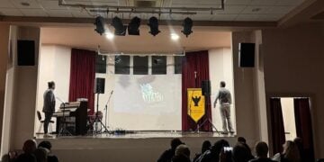 Στη σκηνή Ιωάννης Κωφόπουλος και Σωκράτης Παπαϊωάννου (φωτ.: Facebook / Katerina Papadopoulou)