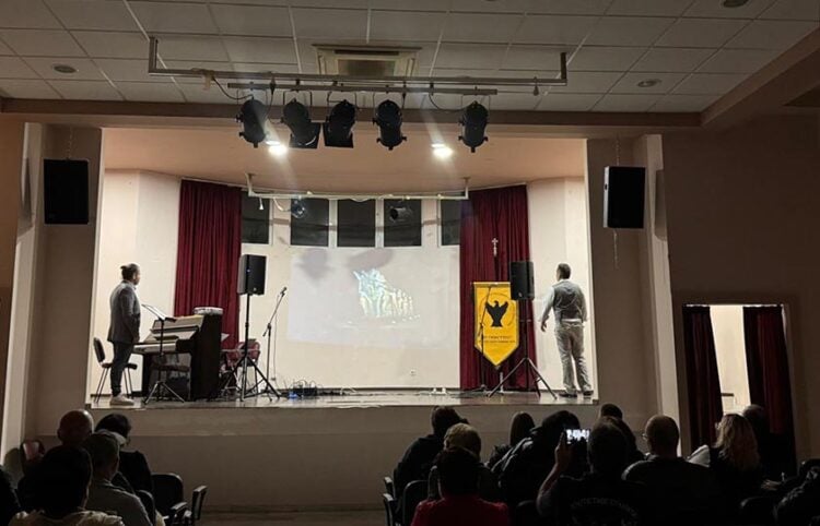 Στη σκηνή Ιωάννης Κωφόπουλος και Σωκράτης Παπαϊωάννου (φωτ.: Facebook / Katerina Papadopoulou)