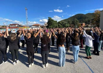 Από την πρόβα στο Δημοτικό Σχολείο Κοκκινοχώματος (φωτ.: Facebook / Λέσχη Ποντίων Ν. Καβάλας - Έτος Ιδρύσεως 1950)