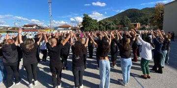 Από την πρόβα στο Δημοτικό Σχολείο Κοκκινοχώματος (φωτ.: Facebook / Λέσχη Ποντίων Ν. Καβάλας - Έτος Ιδρύσεως 1950)