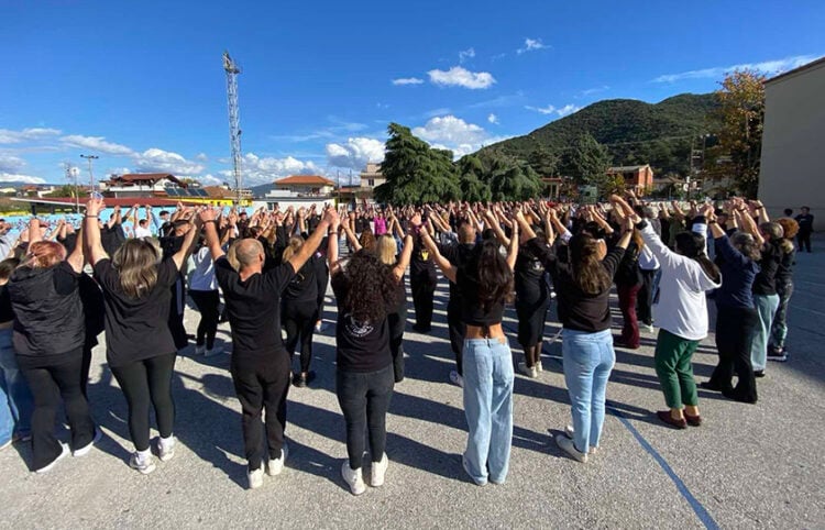 Από την πρόβα στο Δημοτικό Σχολείο Κοκκινοχώματος (φωτ.: Facebook / Λέσχη Ποντίων Ν. Καβάλας - Έτος Ιδρύσεως 1950)