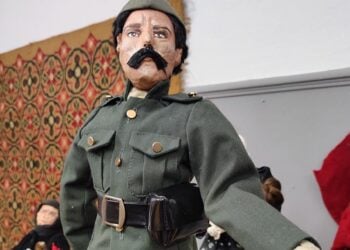 Η κούκλα του Κοτζά Αναστάς διά χειρός Νίτσας Ξανθοπούλου, στην Αστική Σχολή Κατερίνης (φωτ.: Ιστορικός Ποντιακός Σύλλογος Νεοκαισάρειας)