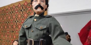 Η κούκλα του Κοτζά Αναστάς διά χειρός Νίτσας Ξανθοπούλου, στην Αστική Σχολή Κατερίνης (φωτ.: Ιστορικός Ποντιακός Σύλλογος Νεοκαισάρειας)