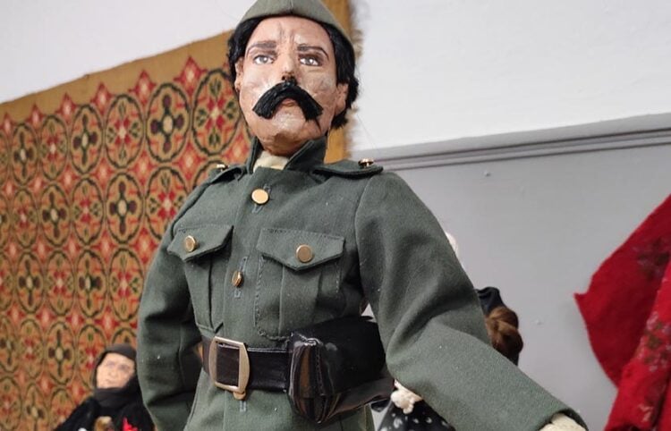 Η κούκλα του Κοτζά Αναστάς διά χειρός Νίτσας Ξανθοπούλου, στην Αστική Σχολή Κατερίνης (φωτ.: Ιστορικός Ποντιακός Σύλλογος Νεοκαισάρειας)