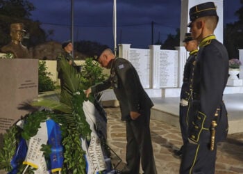 Στεφάνια από ευέλπιδες στην προτομή του Γιώργου Κουβελίδη, στην τελετή των αποκαλυπτηρίων (φωτ.: Δήμος Δυτικής Λέσβου)