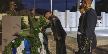 Στεφάνια από ευέλπιδες στην προτομή του Γιώργου Κουβελίδη, στην τελετή των αποκαλυπτηρίων (φωτ.: Δήμος Δυτικής Λέσβου)