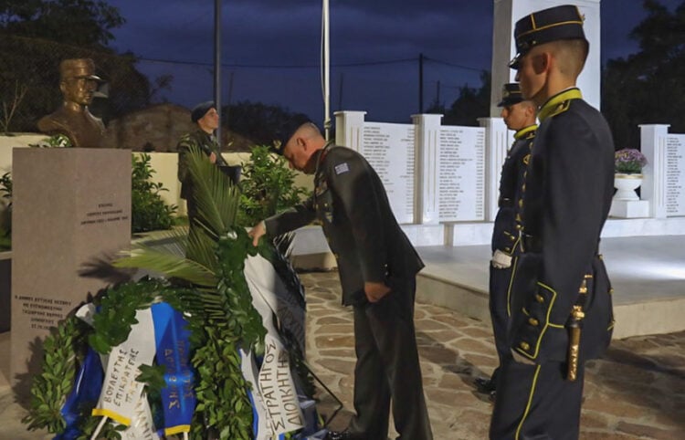 Στεφάνια από ευέλπιδες στην προτομή του Γιώργου Κουβελίδη, στην τελετή των αποκαλυπτηρίων (φωτ.: Δήμος Δυτικής Λέσβου)