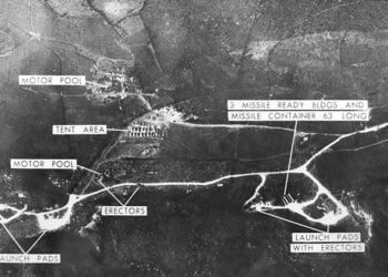 Εναέρια λήψη που δείχνει τη δεύτερη θέση εκτόξευσης μεσαίου βεληνεκούς βαλλιστικών πυραύλων, στη Σαγουά λα Γκράντε. Κούβα, 17 Οκτωβρίου 1962 (πηγή: Wikipedia / Πολεμική Αεροπορία των ΗΠΑ)