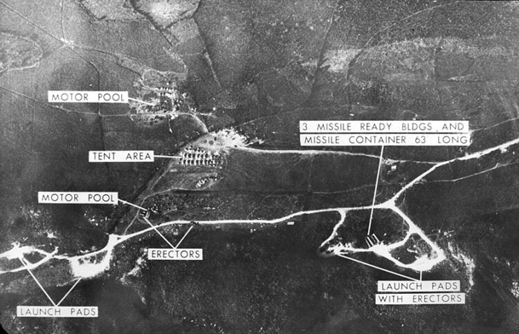 Εναέρια λήψη που δείχνει τη δεύτερη θέση εκτόξευσης μεσαίου βεληνεκούς βαλλιστικών πυραύλων, στη Σαγουά λα Γκράντε. Κούβα, 17 Οκτωβρίου 1962 (πηγή: Wikipedia / Πολεμική Αεροπορία των ΗΠΑ)