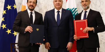 Στιγμιότυπο μετά την υπογραφή για την οριοθέτηση ΑΟΖ, μεταξύ Κύπρου και Λιβάνου, 26 Νοεμβρίου 2025 (φωτ.: Facebook / Νίκος Χριστοδουλίδης - Nikos Christodoulides)