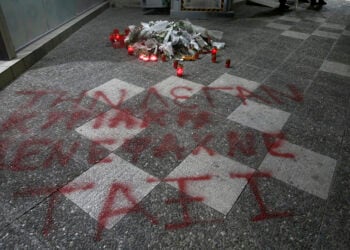 Μήνυμα διαμαρτυρίας έξω από το ΑΤ Αγ. Αναργύρων (φωτ. αρχείου: ΑΠΕ-ΜΠΕ / Γιάννης Κολεσίδης)