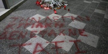 Μήνυμα διαμαρτυρίας έξω από το ΑΤ Αγ. Αναργύρων (φωτ. αρχείου: ΑΠΕ-ΜΠΕ / Γιάννης Κολεσίδης)