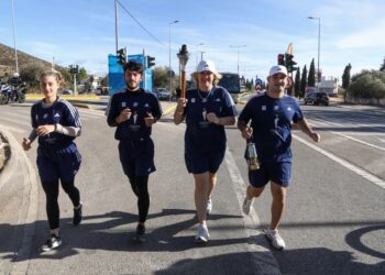 Στιγμιότυπο από την περσινή λαμπαδηδρομία (φωτ.: EUROKINISSI/Θανάσης Δημόπουλος)