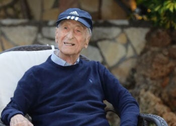 O Λεό Λέανδρος κατά τη διάρκεια συνέντευξης στο σπίτι του, σε ηλικία 99 ετών (πηγή: Κυριακάτικη δημοκρατία)