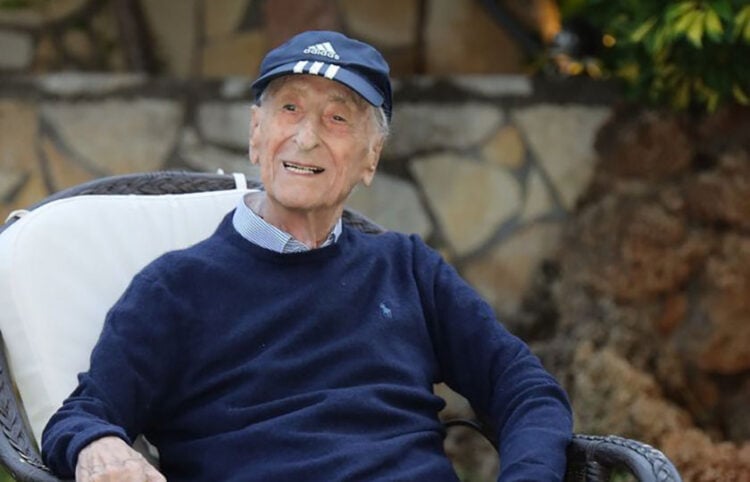 O Λεό Λέανδρος κατά τη διάρκεια συνέντευξης στο σπίτι του, σε ηλικία 99 ετών (πηγή: Κυριακάτικη δημοκρατία)