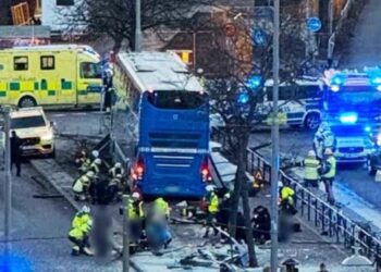 Διακρίνεται το λεωφορείο που έπεσε πάνω στη στάση (φωτ.: Χ / 
Breaking News)