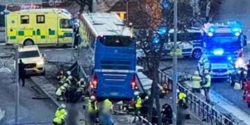 Διακρίνεται το λεωφορείο που έπεσε πάνω στη στάση (φωτ.: Χ / 
Breaking News)