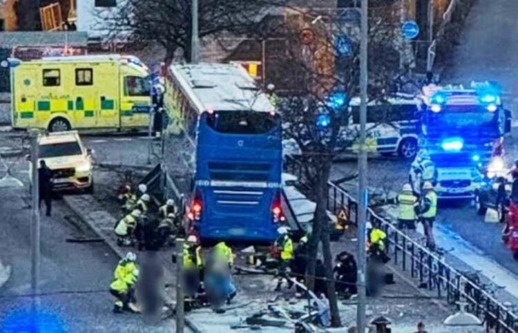 Διακρίνεται το λεωφορείο που έπεσε πάνω στη στάση (φωτ.: Χ /
Breaking News)