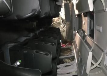 Το λεωφορείο εξετράπη της πορείας του κι έπεσε στο πλάι του δρόμου (φωτ.: glomex)