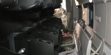 Το λεωφορείο εξετράπη της πορείας του κι έπεσε στο πλάι του δρόμου (φωτ.: glomex)