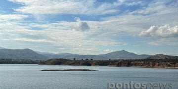 Η εμφάνιση του νησιού στη Λίμνη Μαραθώνα υποδηλώνει χαμηλή στάθμη των υδάτων. 23 Οκτωβρίου 2025 (φωτ.: Γεωργία Βορύλλα)