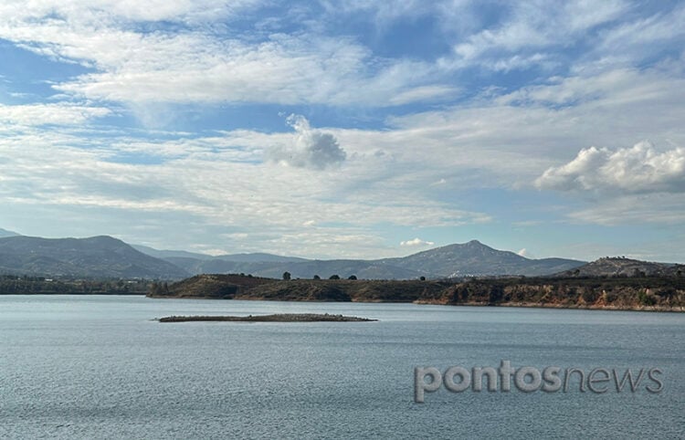 Η εμφάνιση του νησιού στη Λίμνη Μαραθώνα υποδηλώνει χαμηλή στάθμη των υδάτων. 23 Οκτωβρίου 2025 (φωτ.: Γεωργία Βορύλλα)