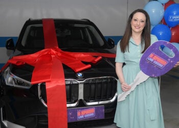 Η νικήτρια Α. Δημητρίου με το αυτοκίνητο που κέρδισε στον διαγωνισμό για τα 5 χρόνια του live casino του Pamestoixima.gr