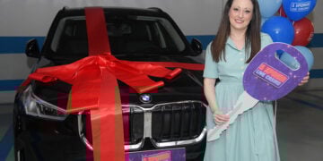 Η νικήτρια Α. Δημητρίου με το αυτοκίνητο που κέρδισε στον διαγωνισμό για τα 5 χρόνια του live casino του Pamestoixima.gr