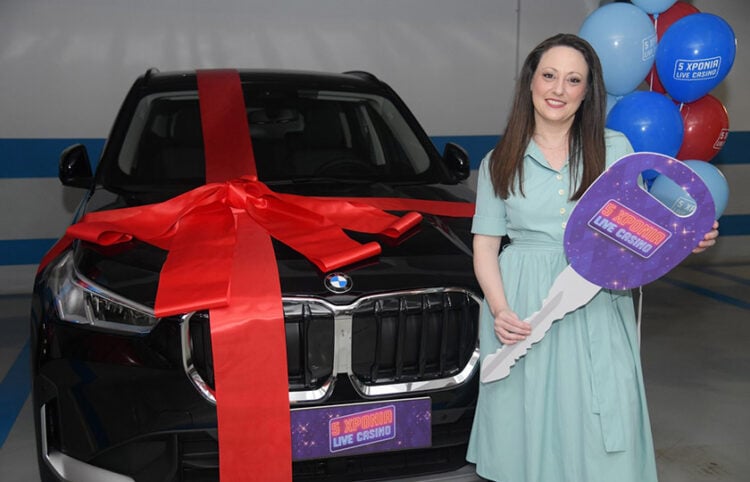 Η νικήτρια Α. Δημητρίου με το αυτοκίνητο που κέρδισε στον διαγωνισμό για τα 5 χρόνια του live casino του Pamestoixima.gr