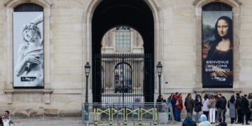 Μία από τις εισόδους του Λούβρου, κλειστή για το κοινό, μετά τη ληστεία των κοσμημάτων (φωτ. αρχείου: EPA/Mohammed Badra)