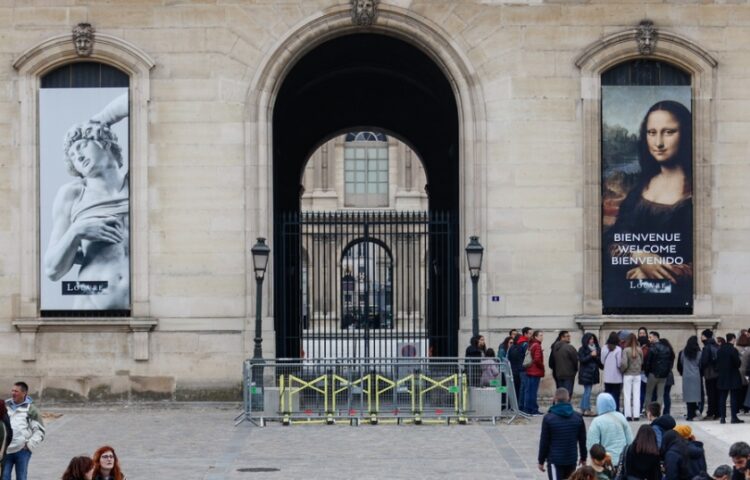 Μία από τις εισόδους του Λούβρου, κλειστή για το κοινό, μετά τη ληστεία των κοσμημάτων (φωτ. αρχείου: EPA/Mohammed Badra)