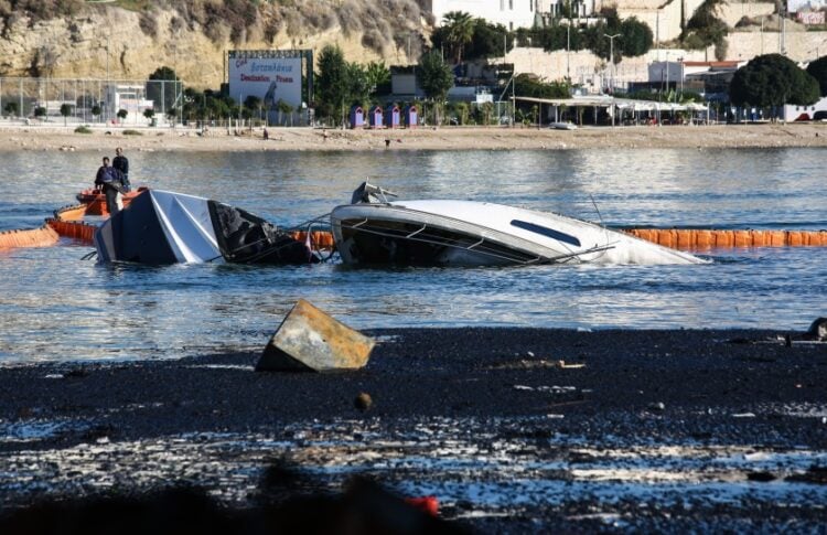 Ένα από τα βυθισμένα σκάφη (φωτ.: EUROKINISSI/Δανάη Δαυλοπούλου)