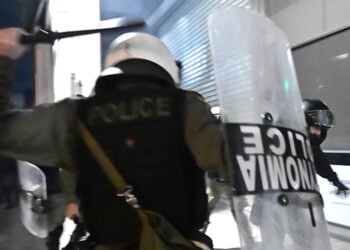 Άνδρας των ΜΑΤ με το κλομπ στο χέρι καταδιώκει κρανοφόρο διαδηλωτή. Παρασκευή 31 Οκτωβρίου 2025 (φωτ.: EUROKINISSI / Κώστας Τζούμας)