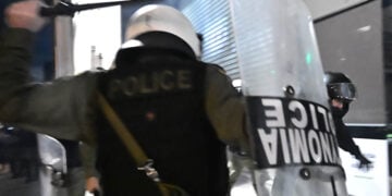 Άνδρας των ΜΑΤ με το κλομπ στο χέρι καταδιώκει κρανοφόρο διαδηλωτή. Παρασκευή 31 Οκτωβρίου 2025 (φωτ.: EUROKINISSI / Κώστας Τζούμας)