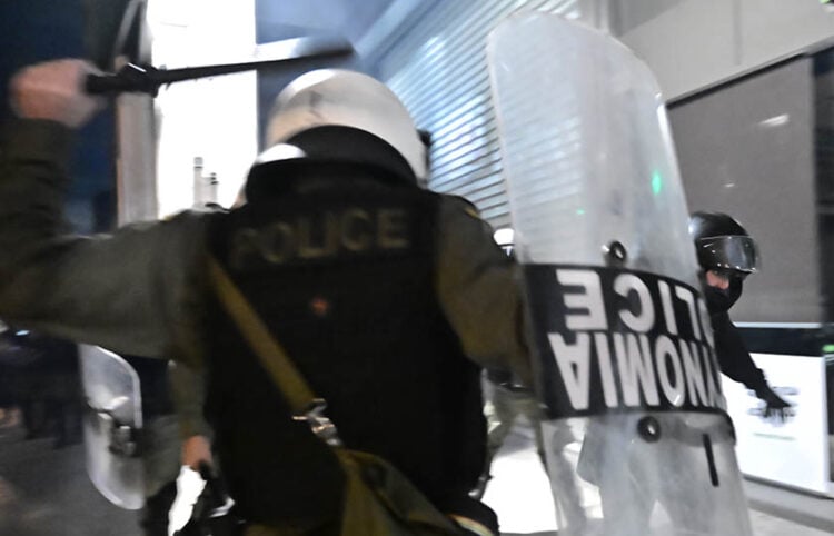 Άνδρας των ΜΑΤ με το κλομπ στο χέρι καταδιώκει κρανοφόρο διαδηλωτή. Παρασκευή 31 Οκτωβρίου 2025 (φωτ.: EUROKINISSI / Κώστας Τζούμας)