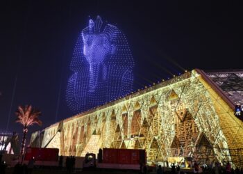 Drones σχηματίζουν εικόνα της μάσκας του Τουτανχαμών επάνω από το Μεγάλο Αιγυπτιακό Μουσείο στη διάρκεια της τελετής εγκαινίων (φωτ.: EPA/Mohamed Hossam)