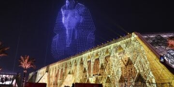 Drones σχηματίζουν εικόνα της μάσκας του Τουτανχαμών επάνω από το Μεγάλο Αιγυπτιακό Μουσείο στη διάρκεια της τελετής εγκαινίων (φωτ.: EPA/Mohamed Hossam)