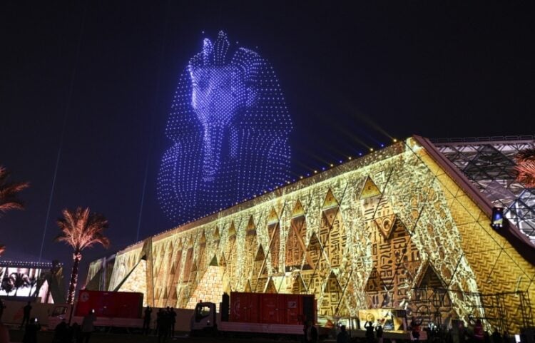 Drones σχηματίζουν εικόνα της μάσκας του Τουτανχαμών επάνω από το Μεγάλο Αιγυπτιακό Μουσείο στη διάρκεια της τελετής εγκαινίων (φωτ.: EPA/Mohamed Hossam)