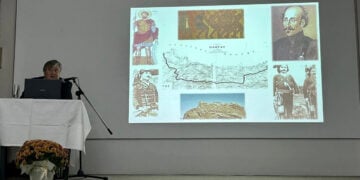 Ο Βασίλης Κωνσταντινίδης κατά την ομιλία του στην Ένωση Ποντίων Μελισσίων (φωτ.: Facebook / Vakis Kotridis)